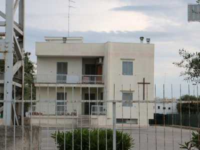 E tra queste ville ce n�� una bianca con una croce. Si tratta infatti di una chiesa: quella di Sant'Alberto, la parrocchia del �quartiere�. Ha la forma di un normale edificio, � qui dal 1973 e si affaccia praticamente sulla statale